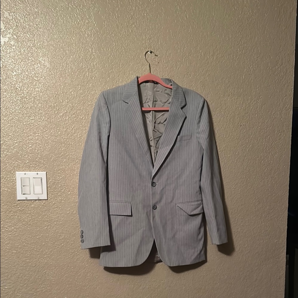 Gray Sport Coat with Notched Lapels and Structured Shoulders